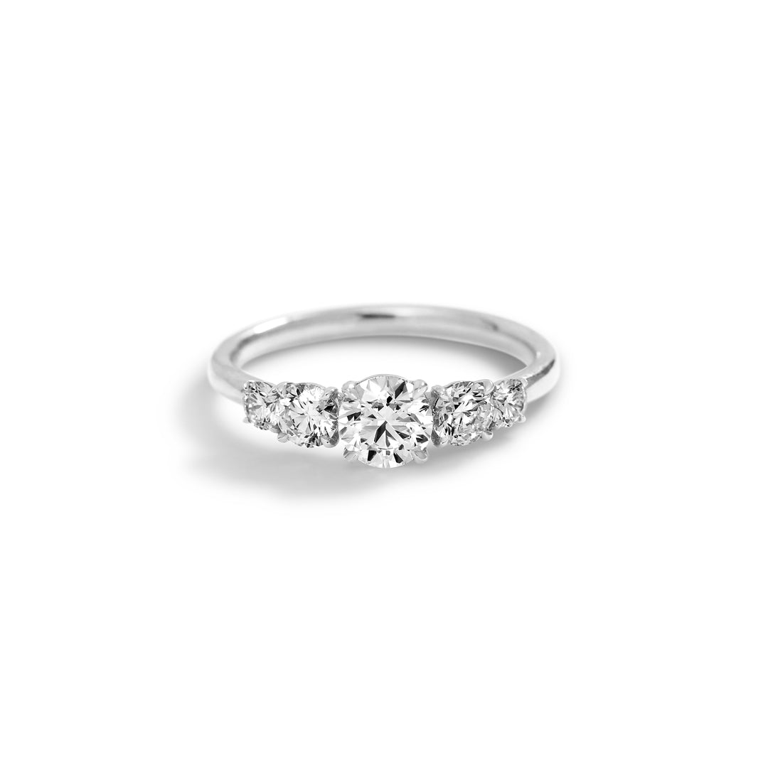 Graduerende 5-stens ring i hvidguld - i alt 1,06 ct.