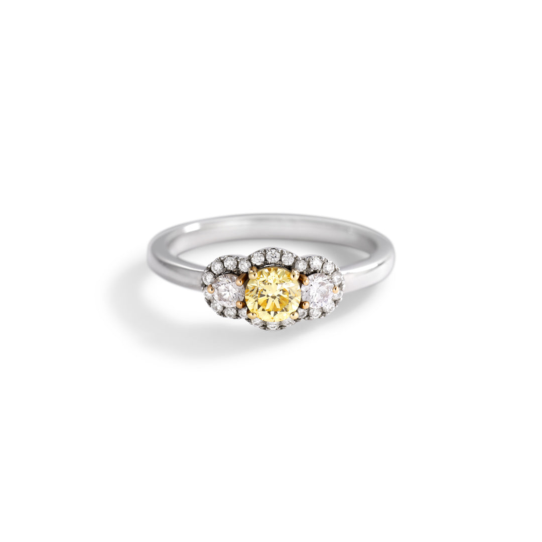 3-stens haloring i hvidguld med 0,08-0,35-0,08 ct. fancy yellow & light pink diamanter