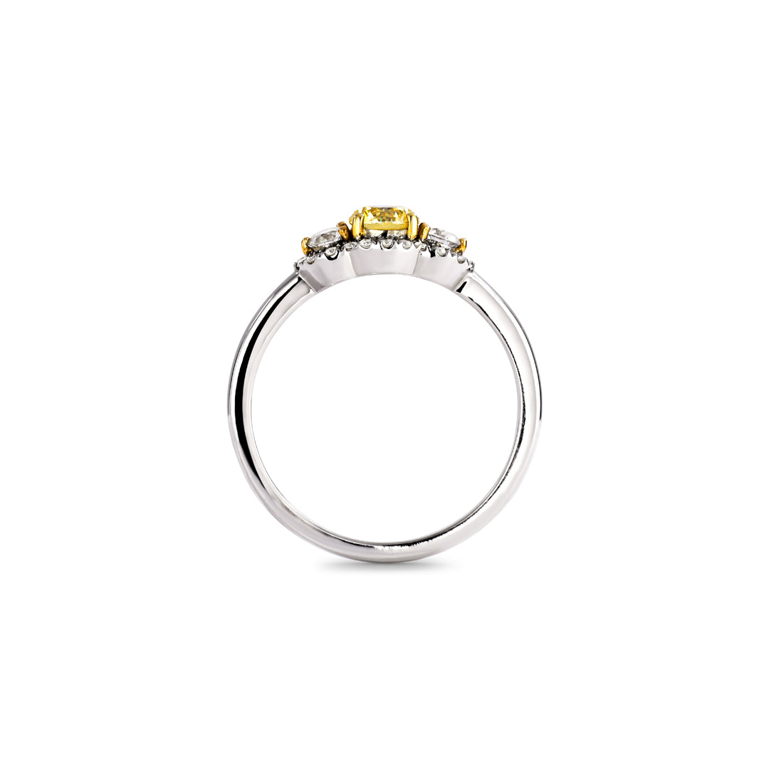 3-stens haloring i hvidguld med 0,08-0,35-0,08 ct. fancy yellow & light pink diamanter