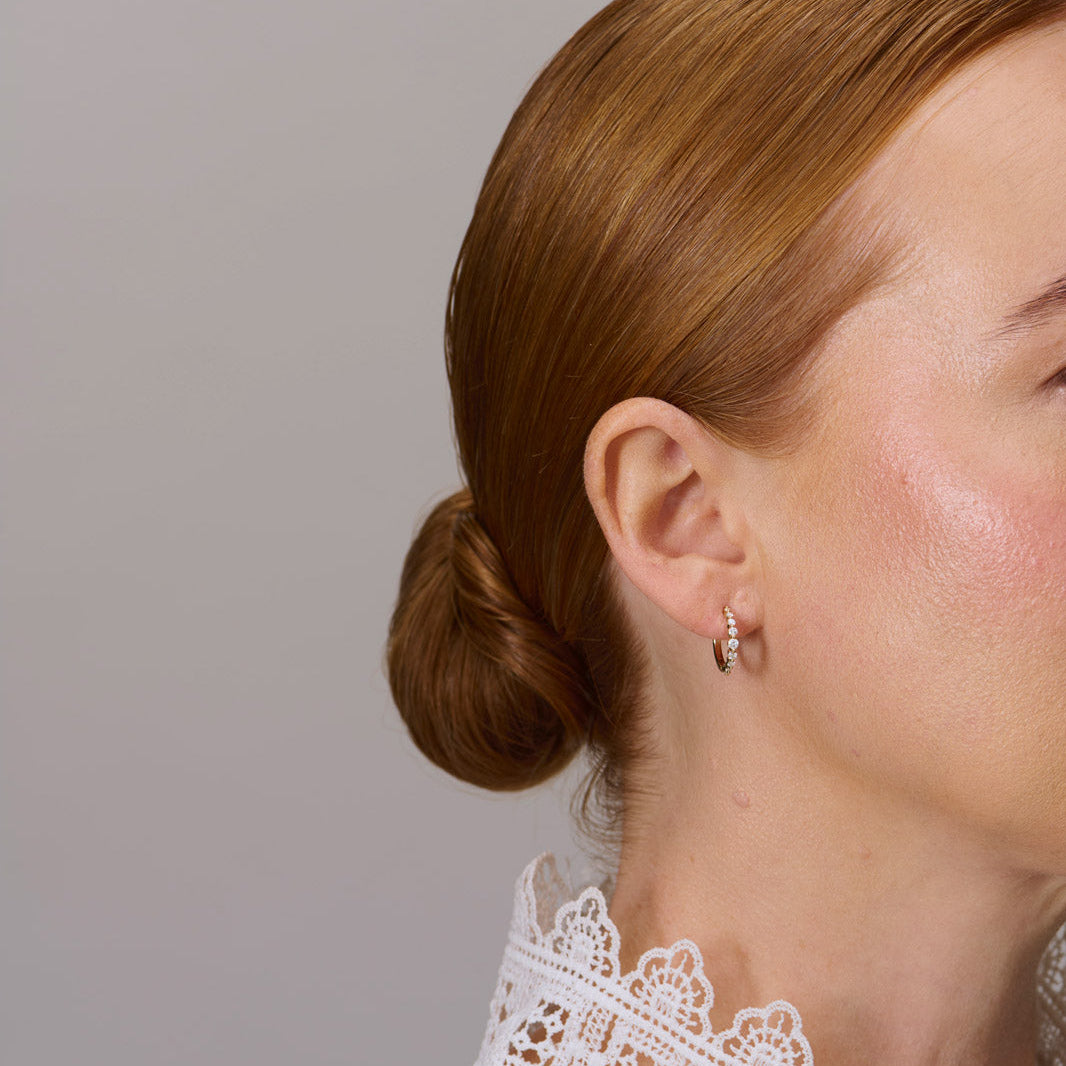 Hoops 11 mm i hvidguld med graduerende diamanter