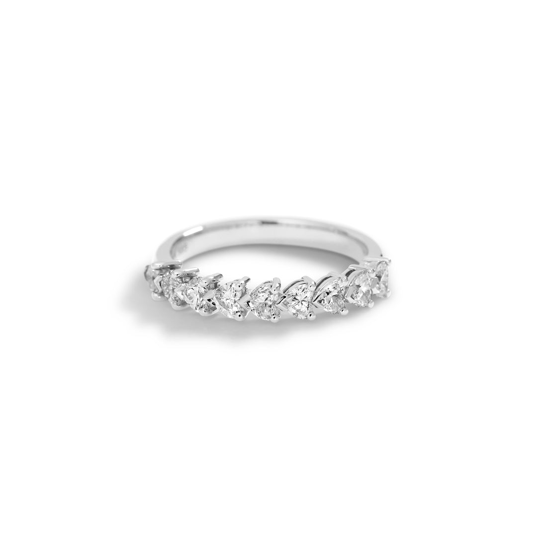 Alliancering i hvidguld med 9x 0,06 ct. hjerteslebne diamanter