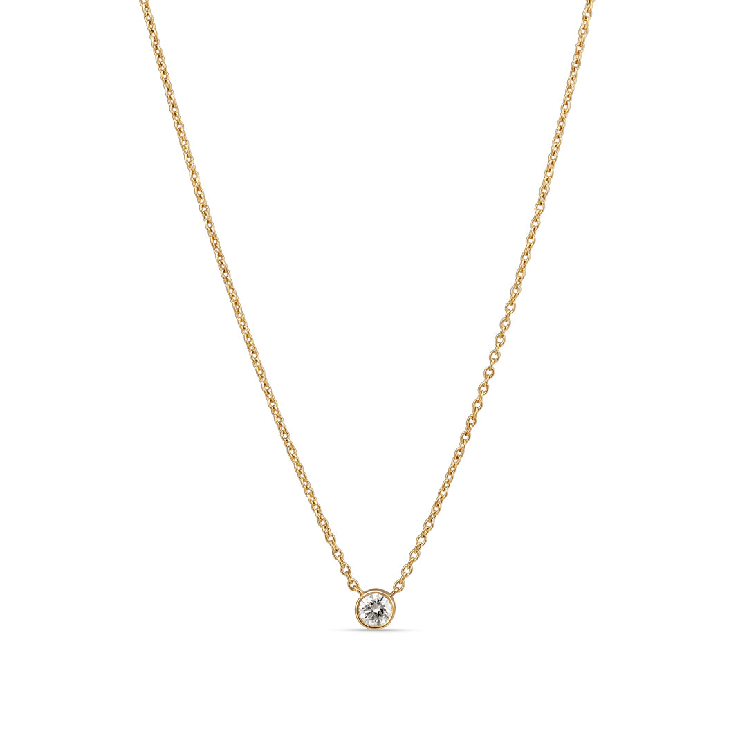 Bezel solitaire halskæde i hvidguld med 0,20 ct.