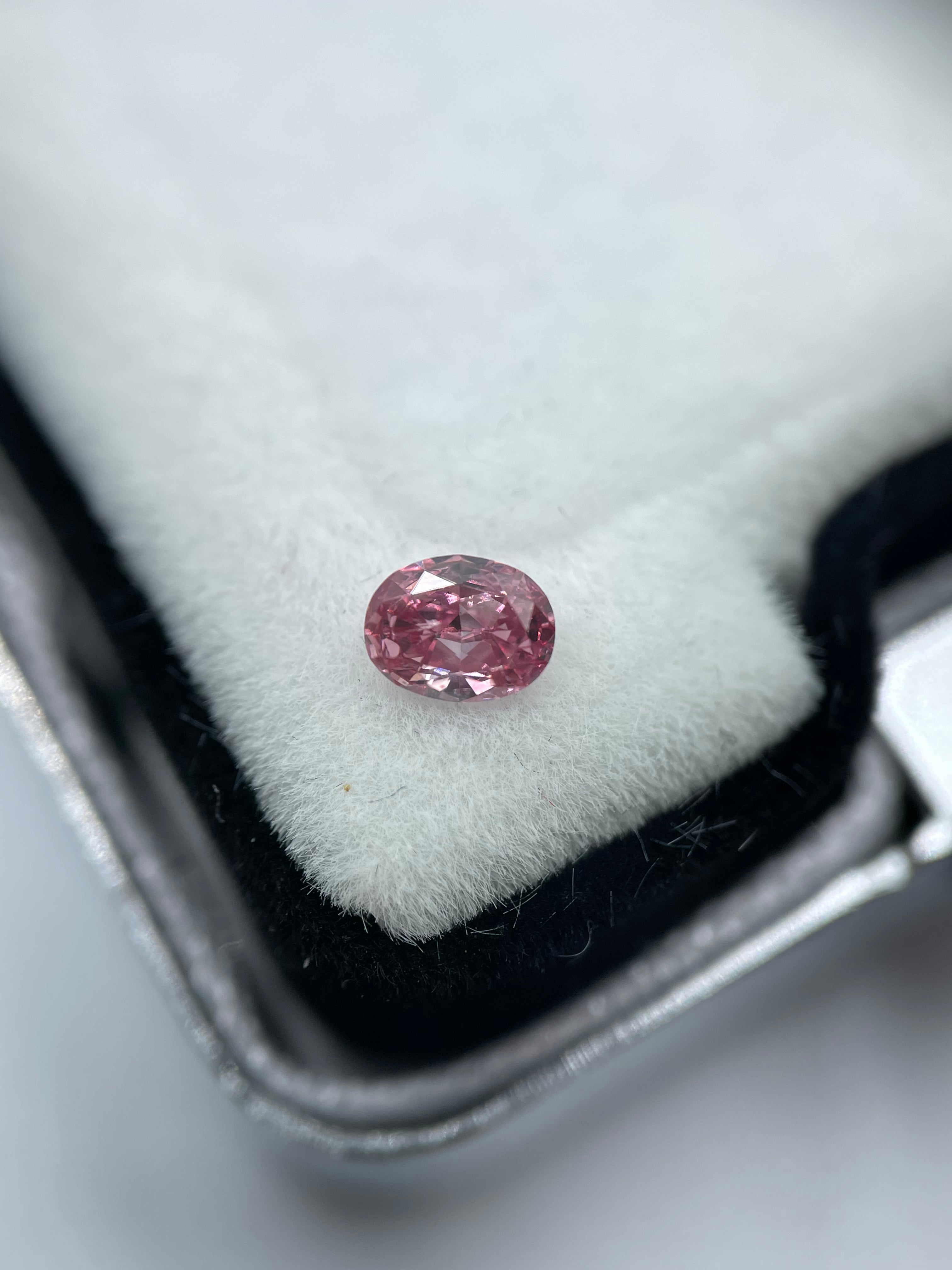 0,15 ct. Oval Intense Pink