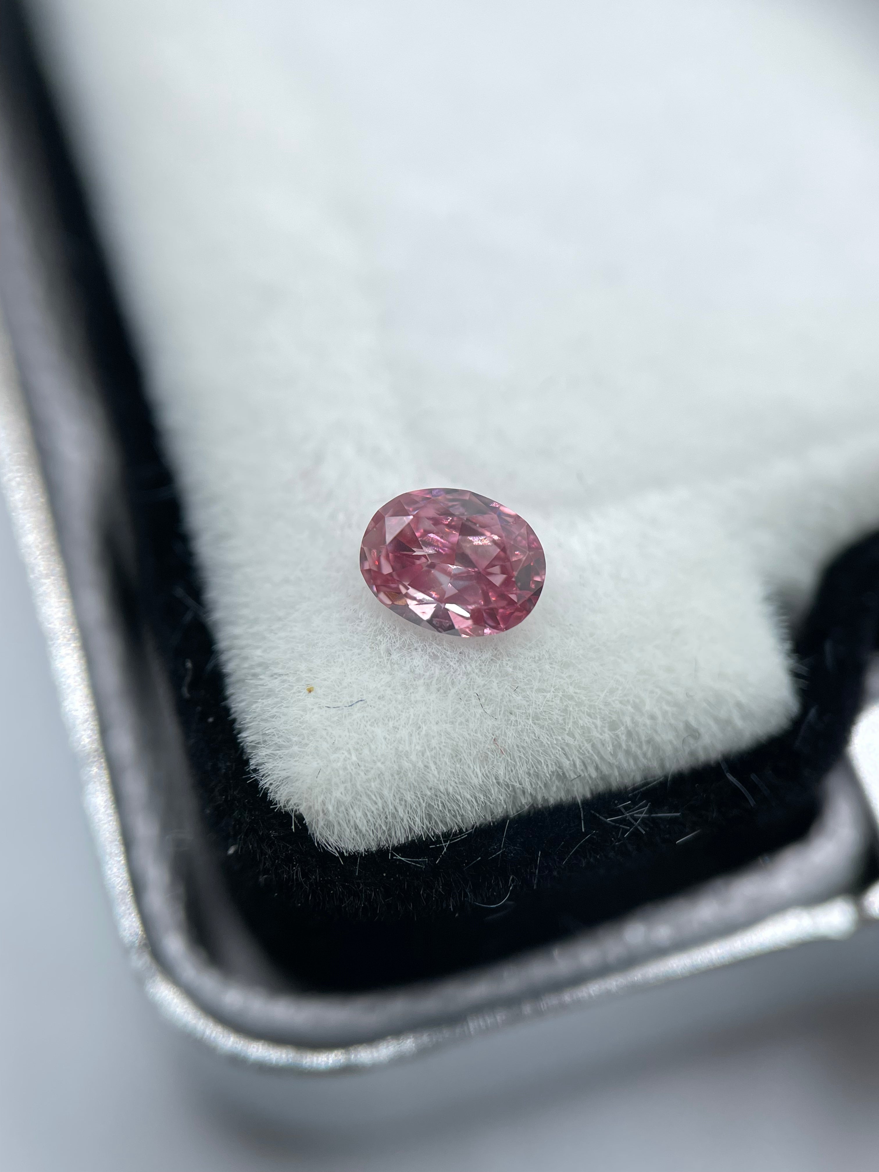 0,15 ct. Oval Intense Pink