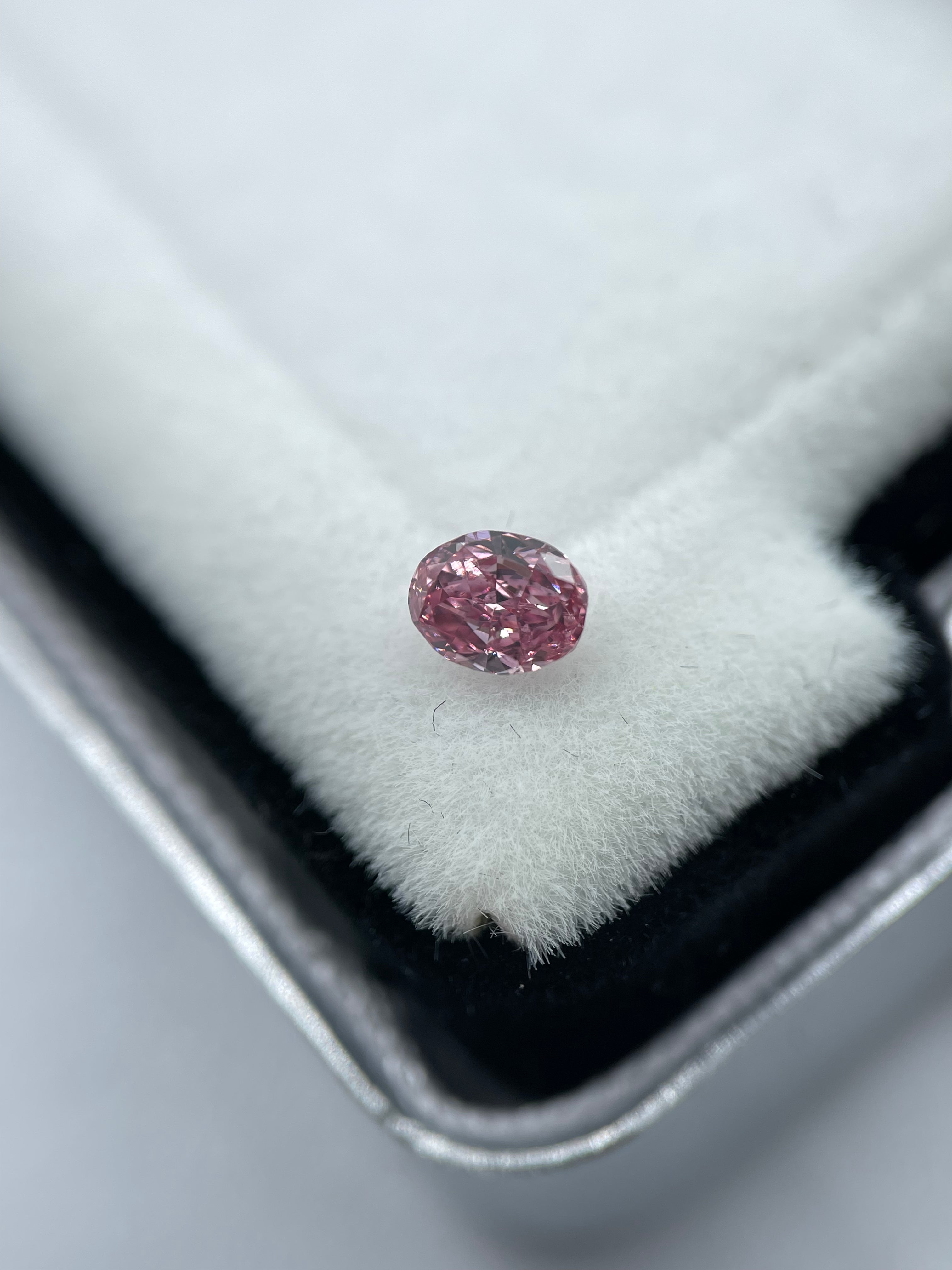 0,19 ct. Oval Intense Pink