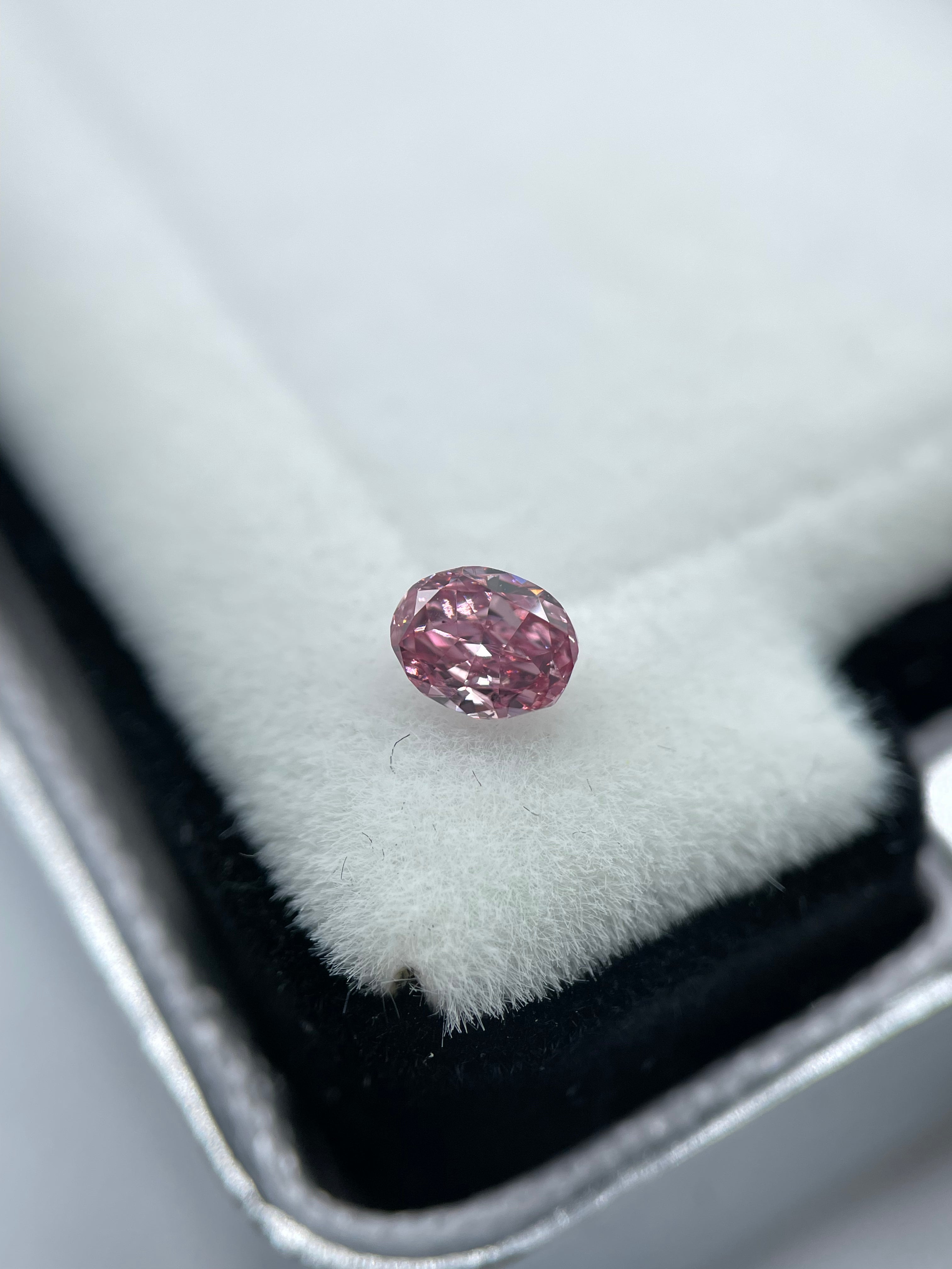 0,19 ct. Oval Intense Pink