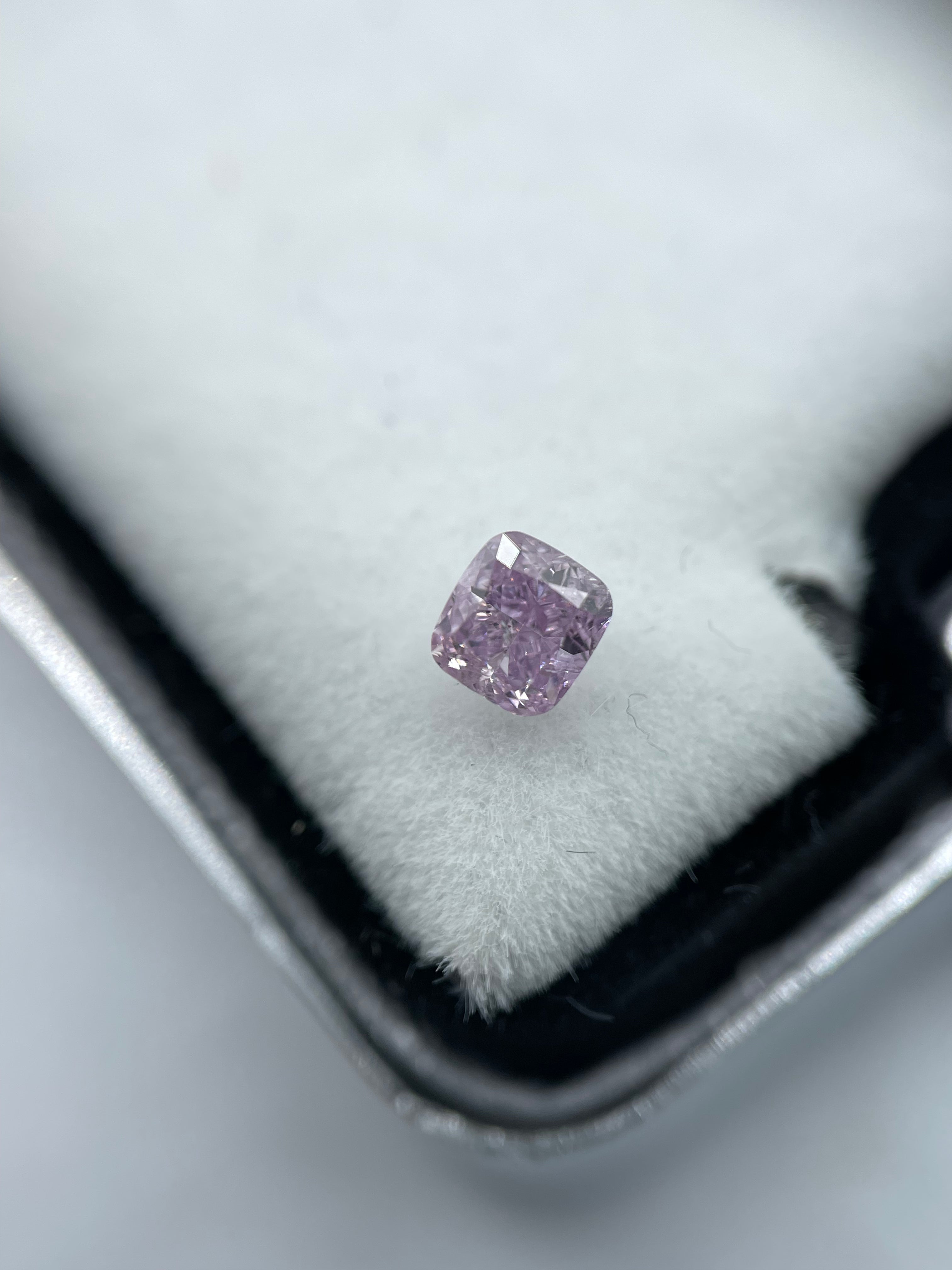 0,30 ct. Cushion Intense Pink-Purple
