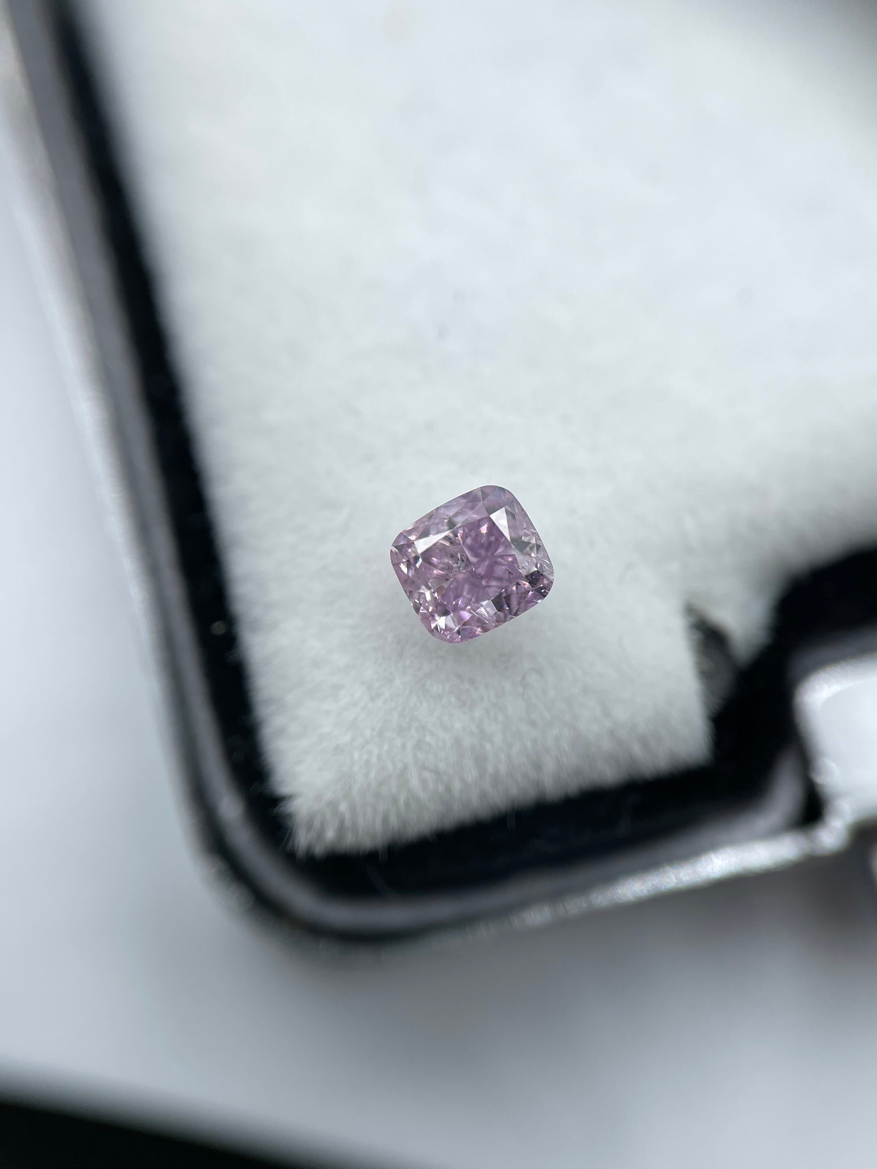 0,30 ct. Cushion Intense Pink-Purple