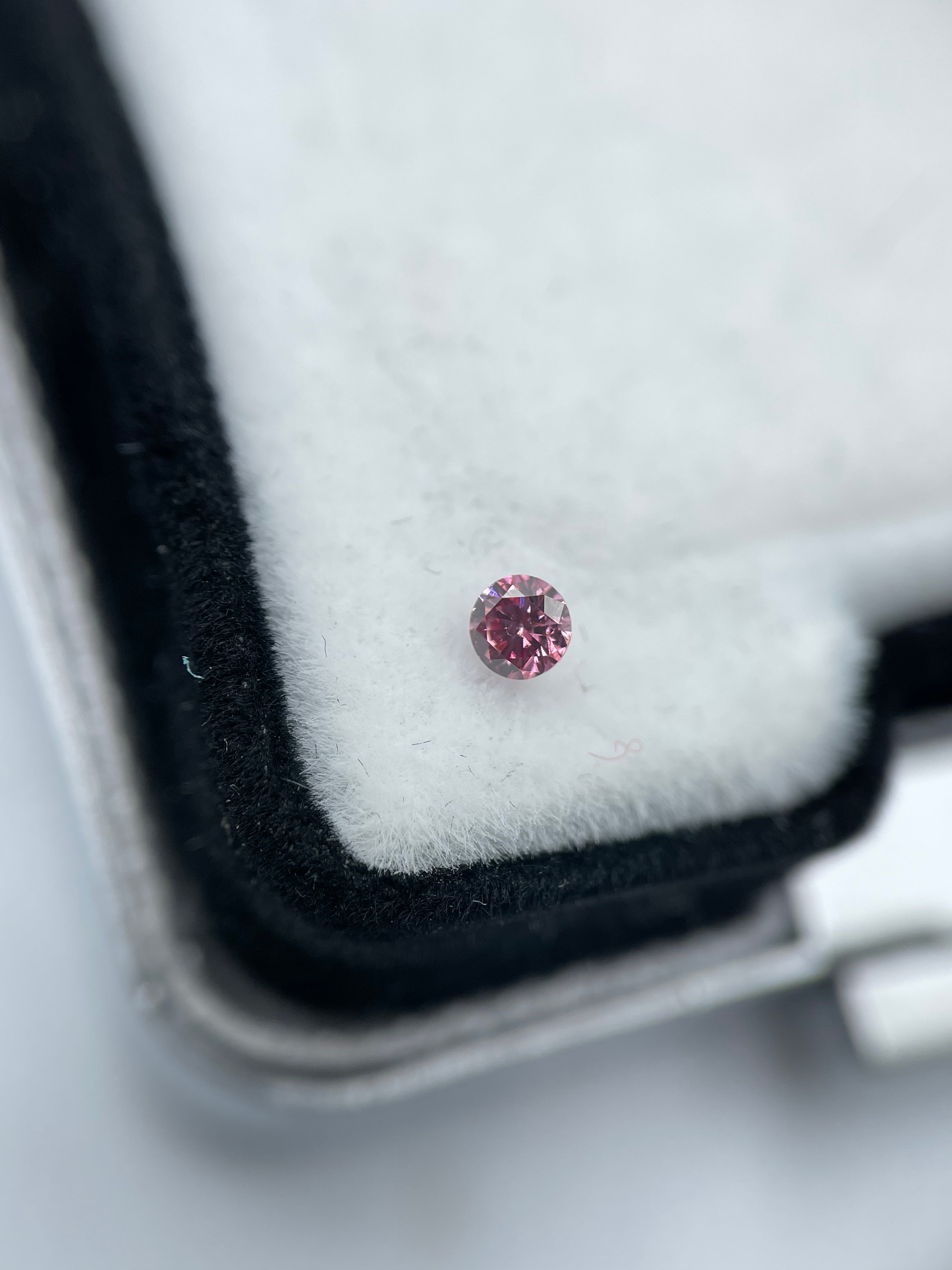 0,06 ct. Rund Intense Purplish Pink
