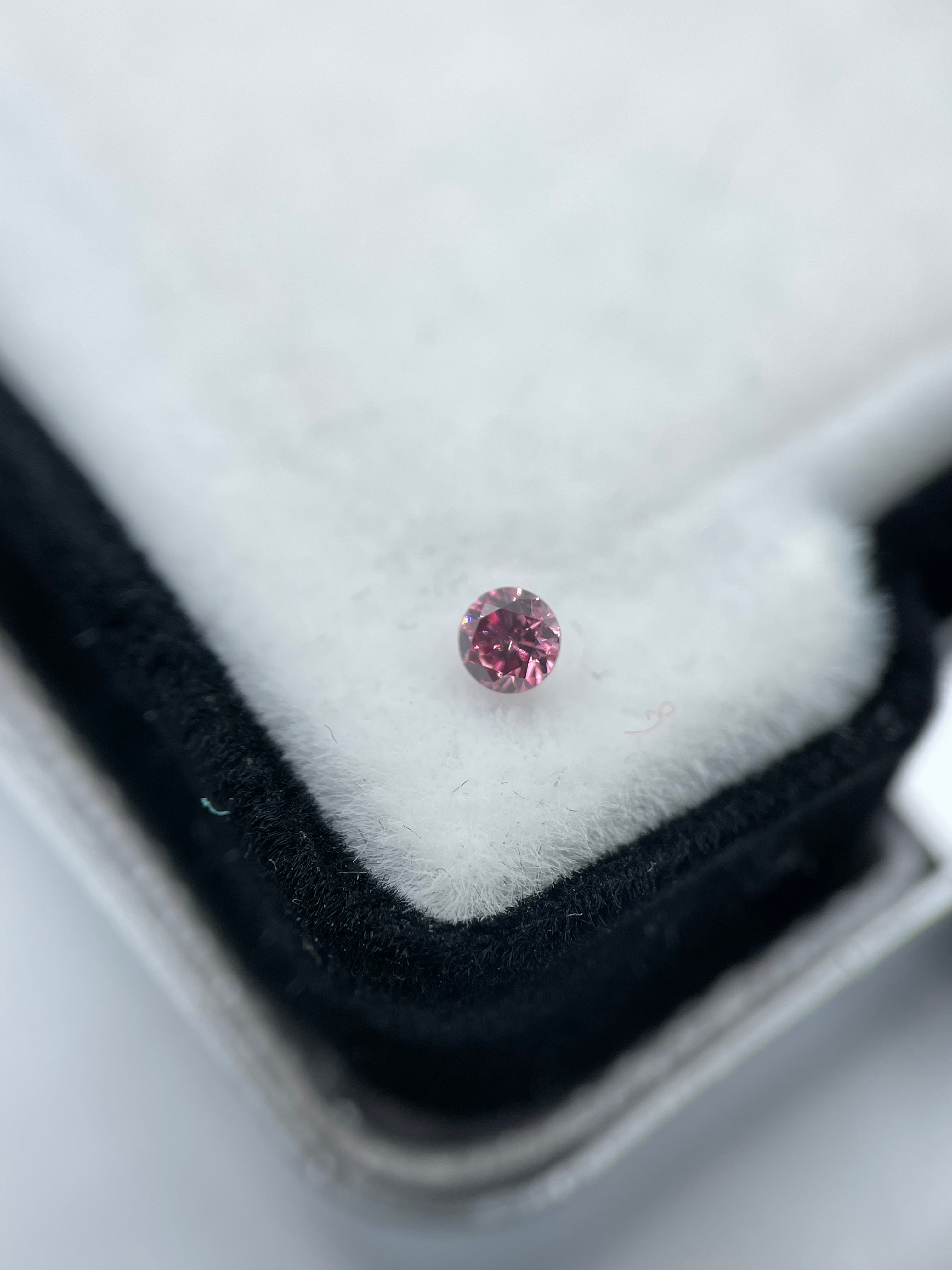 0,06 ct. Rund Intense Purplish Pink