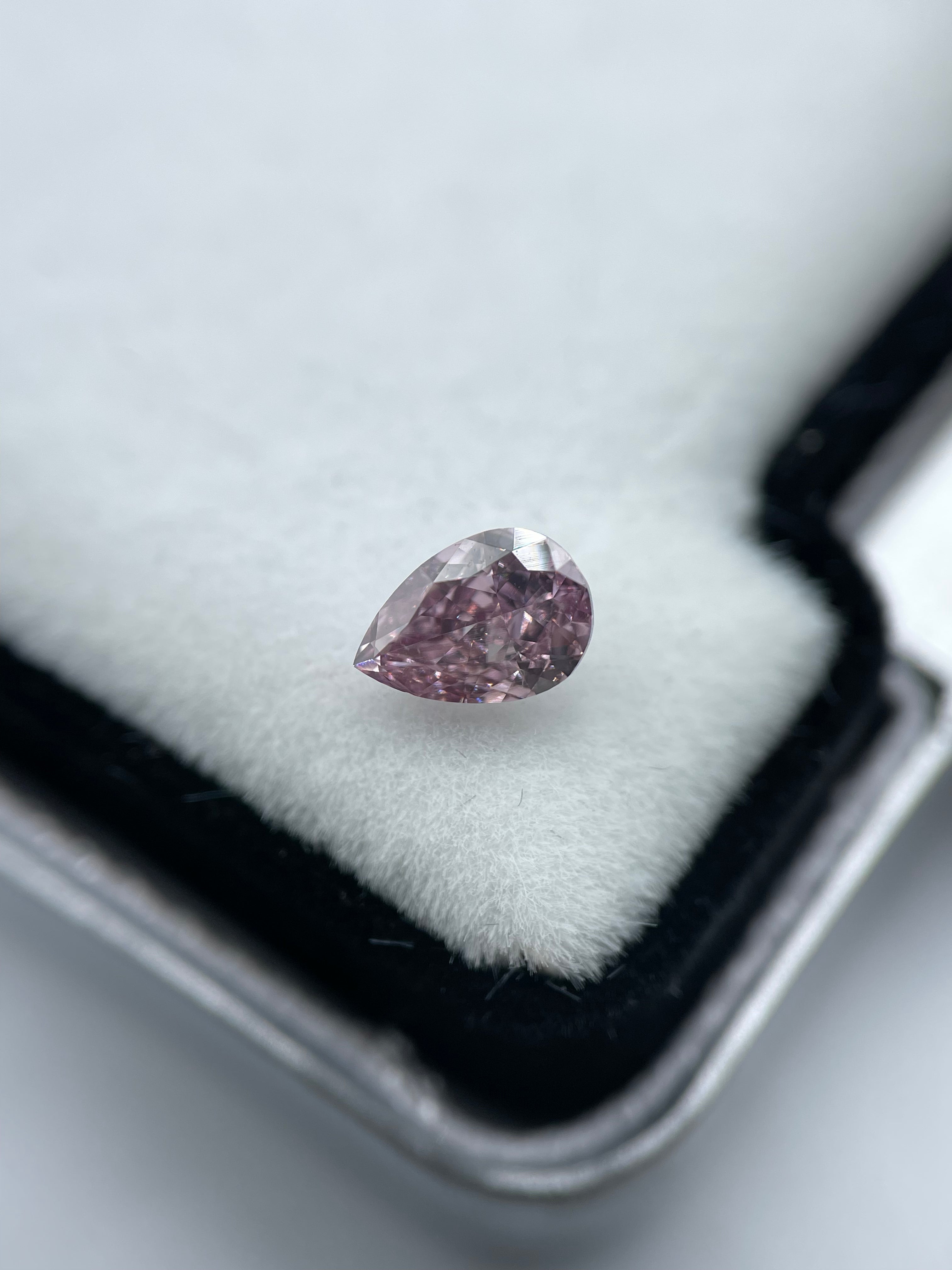 0,39 ct. Dråbe Brownish Purple-Pink