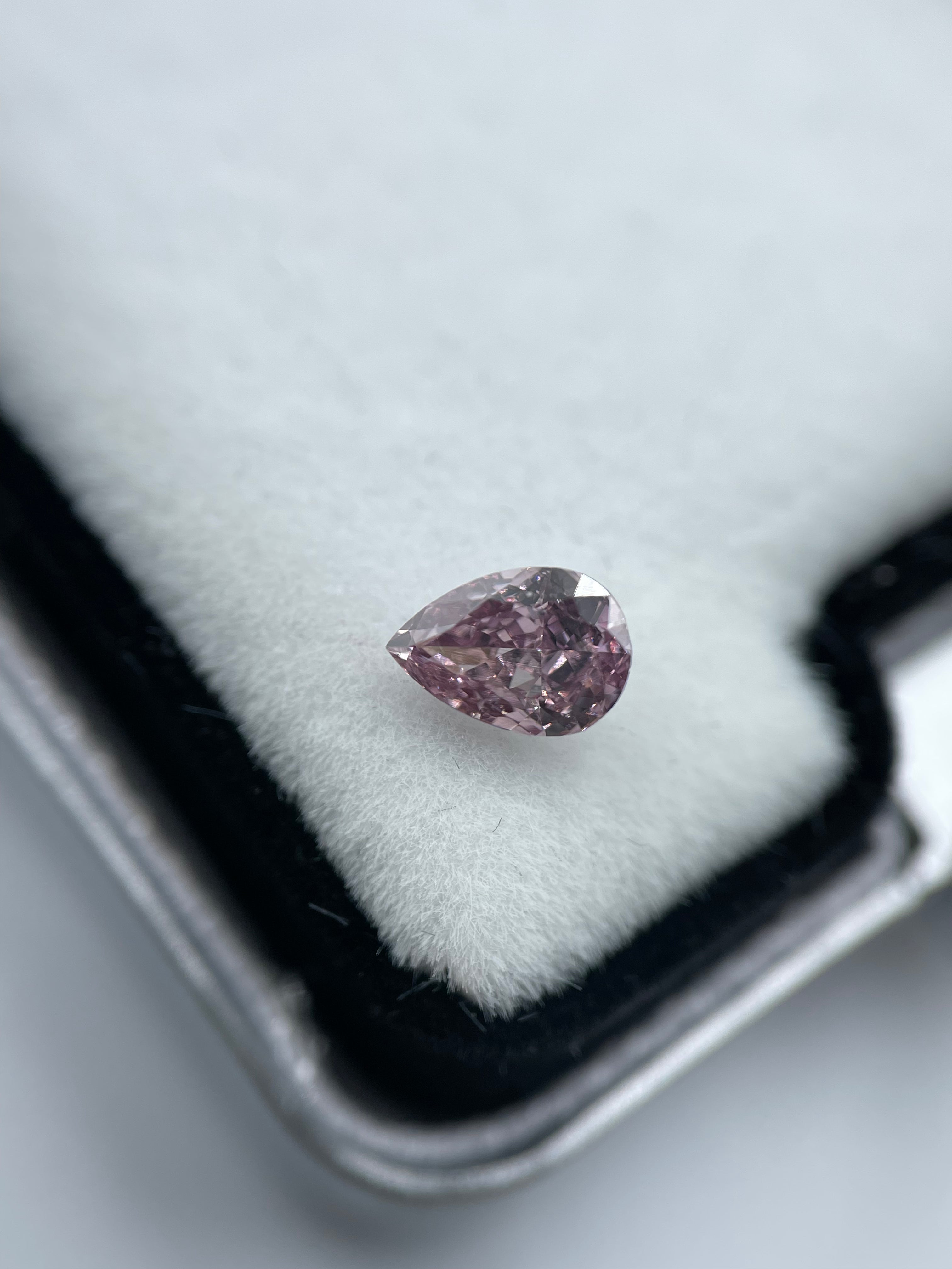 0,39 ct. Dråbe Brownish Purple-Pink