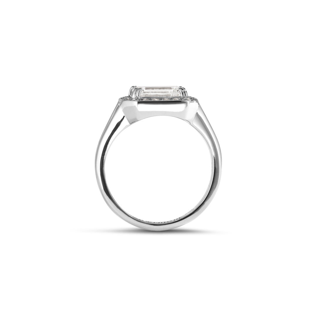 Halo signetring i hvidguld med 1,00 ct. emerald