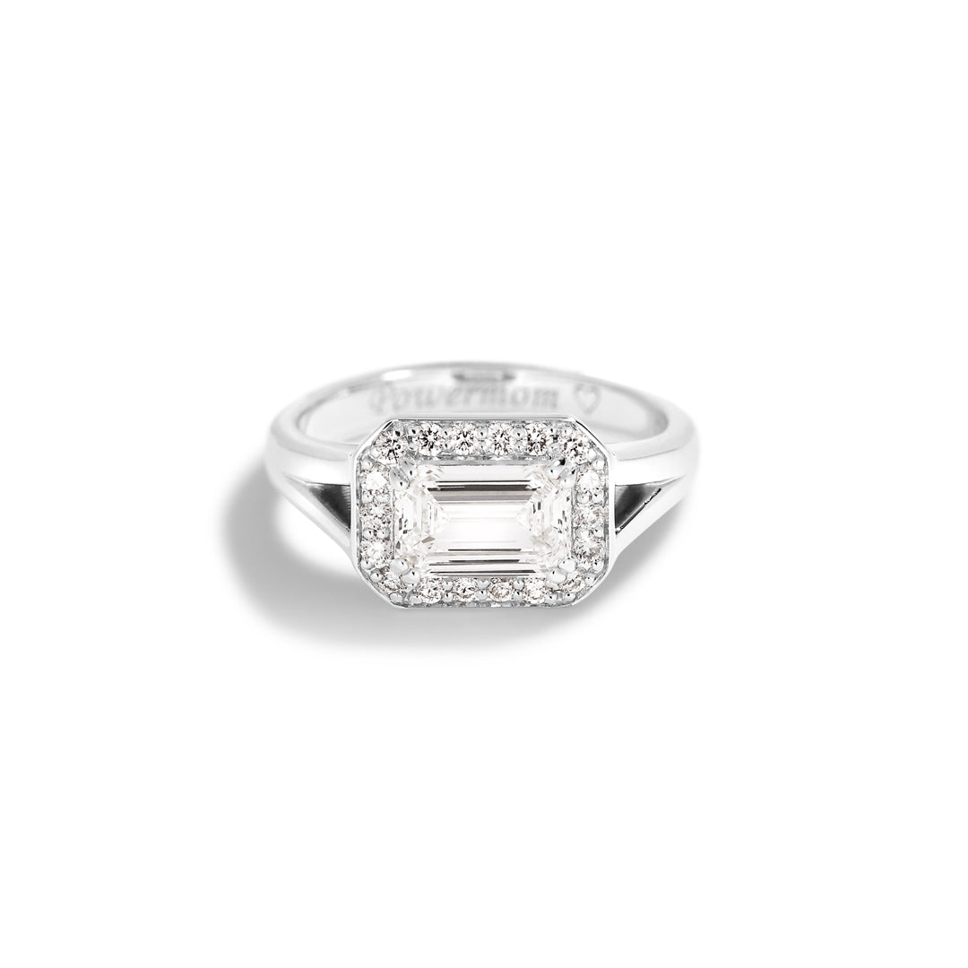 Halo signetring i hvidguld med 1,00 ct. emerald