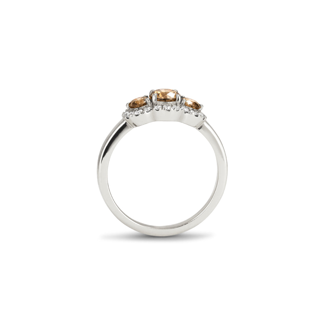 3-stens haloring i hvidguld med 0,15-0,45-0,15 ct. champagne