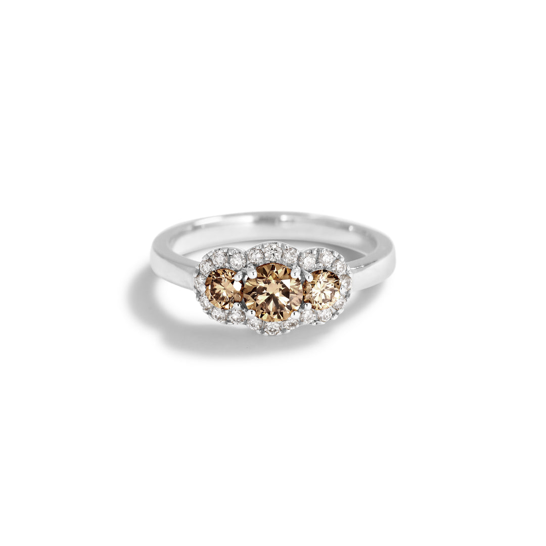 3-stens haloring i hvidguld med 0,15-0,45-0,15 ct. champagne