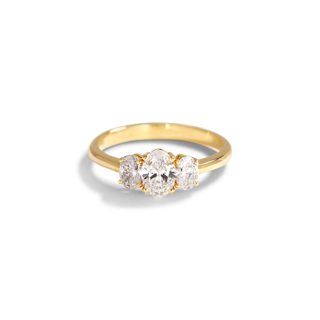 3-stens ring oval med 0,20-0,50-0,20 ct.