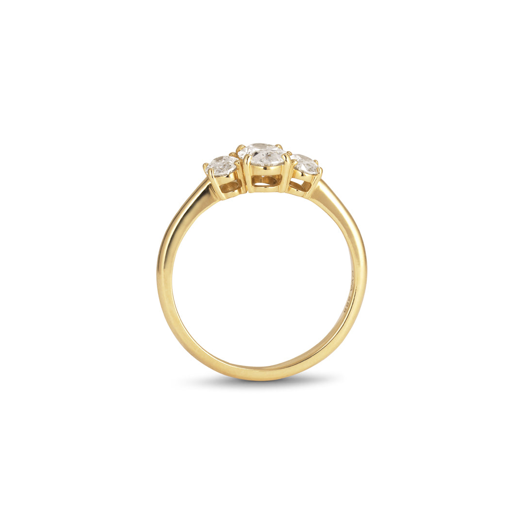 3-stens ring oval med 0,20-0,50-0,20 ct.