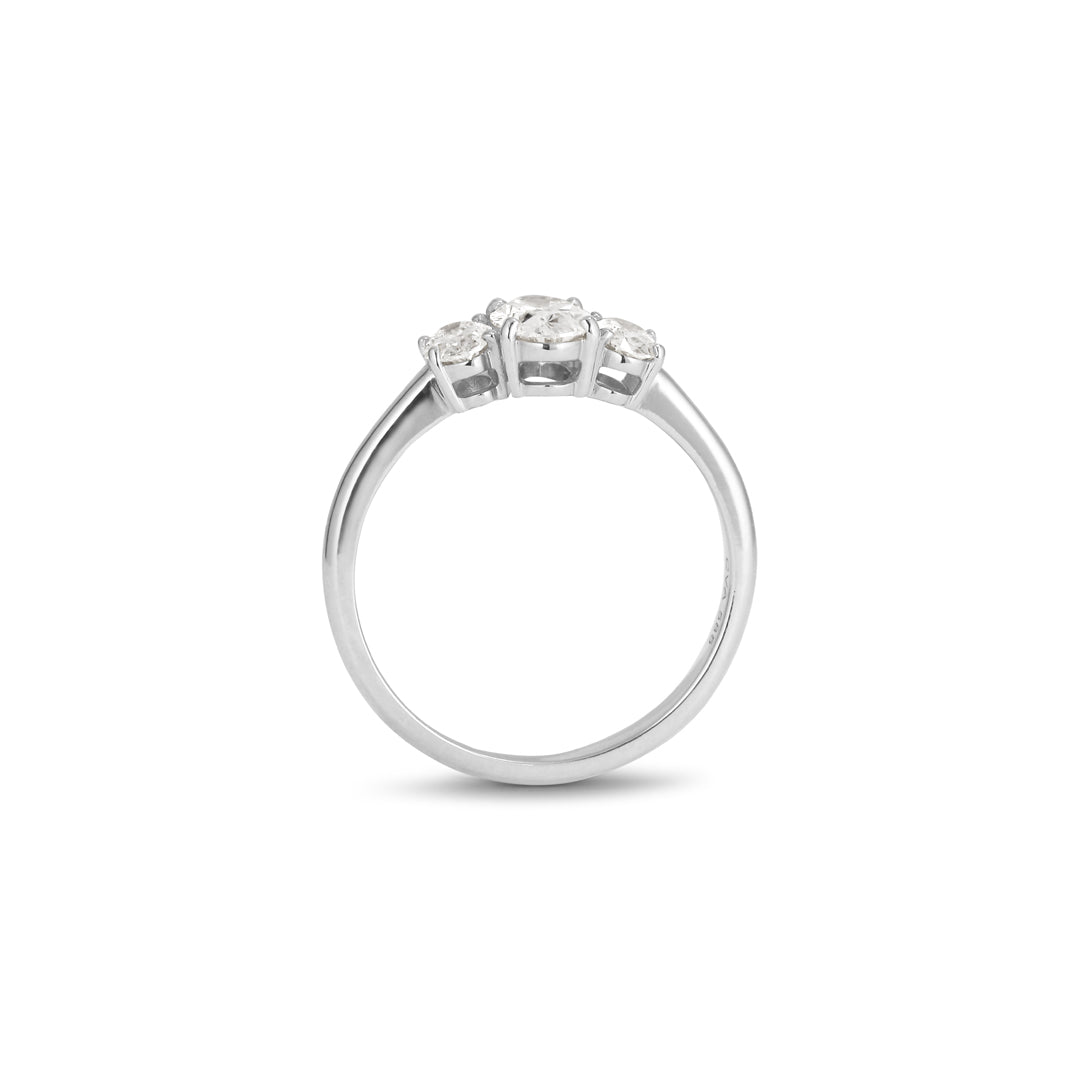 3-stens ring oval i hvidguld med 0,20-0,50-0,20 ct.
