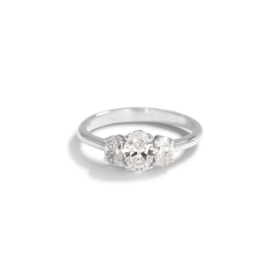 3-stens ring oval i hvidguld med 0,20-0,50-0,20 ct.